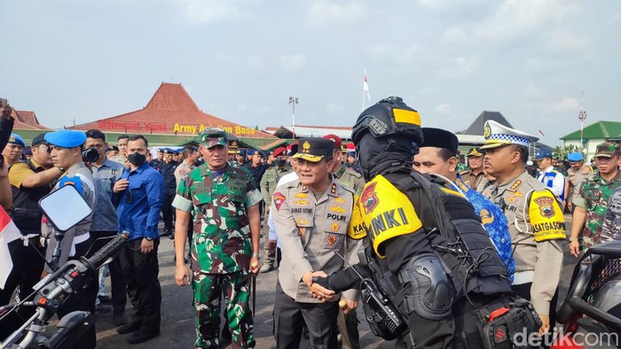 Kapolda Jateng Irjen Ahmad Luthfi saat pengecekan anggota di apel gelar pasukan Ops Ketupat Candi, di Lanud Ahmad Yani, Semarang, Senin (17/4/2023).