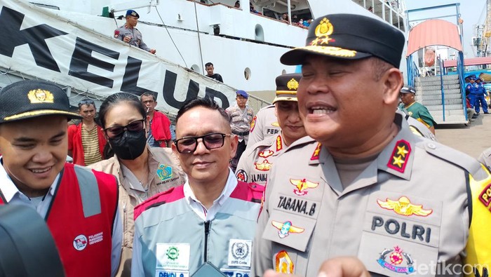 Kapolda Kepri Irjen Tabana Bangun meninjau pemudik di pelabuhan Batu Ampar, Kota Batam. (Alamudin Hamapu/detikSumut)