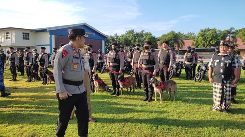 Kapolda NTB Irjen Djoko Poetra dan Wakil Gubernur NTB Sitti Rohmi Djalilah pimpin apel Operasi Ketupat Rinjani 2023 Dalam Rangka Pengamanan Hari Raya Idul Fitri 1444 H di Lapangan Bharadaksa Polda NTB, Senin (17/4/2023). Foto: istimewa.