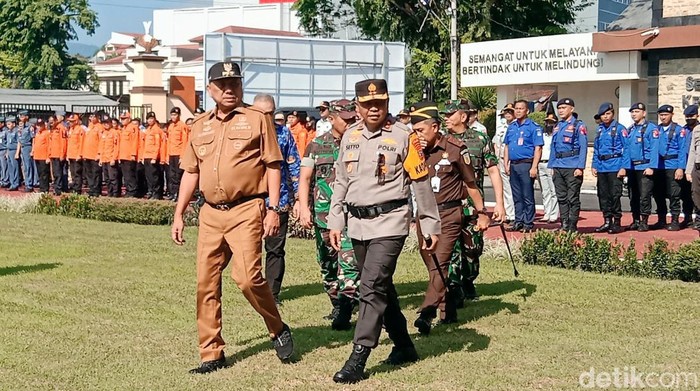 Kapolda Sulut Irjen Setyo Budiyanto bersama Gubernur Sulut Olly Dondokambey.
