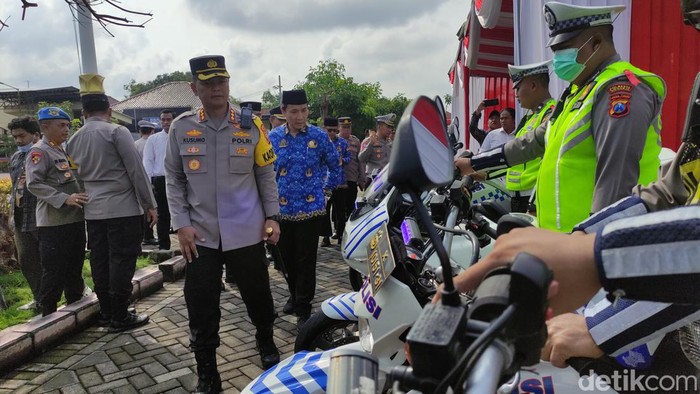 Kapolresta Sidoarjo Kombes Kusumo mengecek personel
