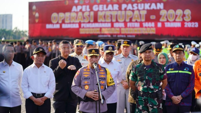 Kapolri Jenderal Listyo Sigit Prabowo di acara Apel Gelar Pasukan Operasi Ketupat Tahun 2023