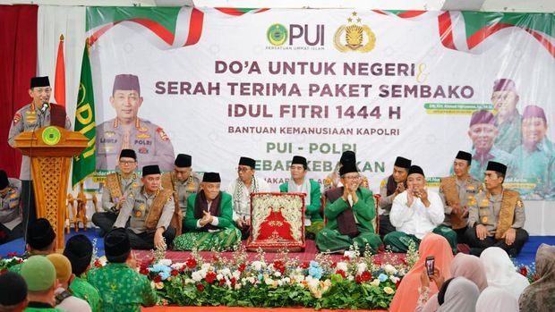 Kapolri Jenderal Listyo Sigit Prabowo menggandeng Persatuan Ummat Islam (PUI) untuk menyalurkan 15.000 bantuan paket sembako ke masyarakat yang membutuhkan. (Dok Polri)