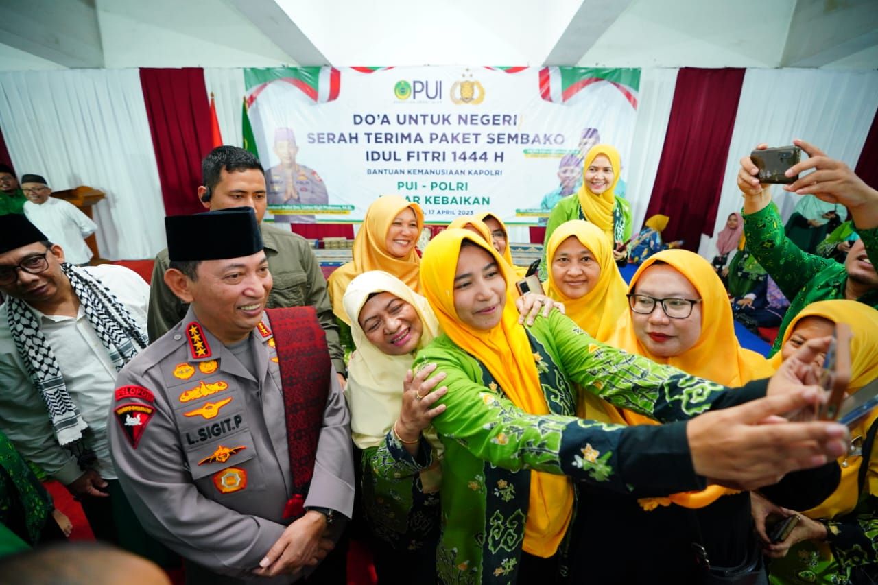 Kapolri Jenderal Listyo Sigit Prabowo menggandeng Persatuan Ummat Islam (PUI) untuk menyalurkan 15.000 bantuan paket sembako ke masyarakat yang membutuhkan. (Dok Polri)