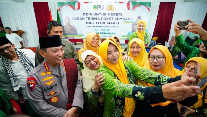Kapolri Jenderal Listyo Sigit Prabowo menggandeng Persatuan Ummat Islam (PUI) untuk menyalurkan 15.000 bantuan paket sembako ke masyarakat yang membutuhkan. (Dok Polri)