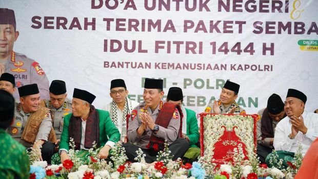 Kapolri Jenderal Listyo Sigit Prabowo menggandeng Persatuan Ummat Islam (PUI) untuk menyalurkan 15.000 bantuan paket sembako ke masyarakat yang membutuhkan. (Dok Polri)