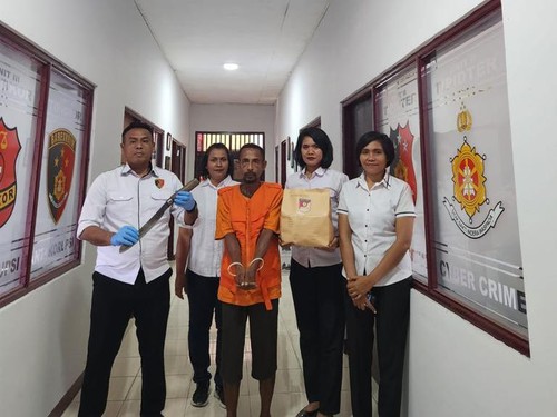 Kasat Reskrim Polres Ende Iptu Yance Kadiaman memperlihatkan AS alias Sintus (45) tersangka pemerkosaan anak kandung di Ende. (Istimewa)