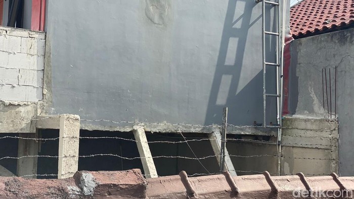 Kawat berduri, dipotret dari sisi rumah Bu Ami, 13 April 2023. (Devi Puspitasari/detikcom)