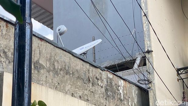 Kawat berduri, dipotret dari sisi rumah Bu Ami, 13 April 2023. (Devi Puspitasari/detikcom)