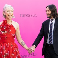 Sedangkan Keanu, dalam wawancara dengan People, juga pernah membagi momen manis mereka. Kami di tempat tidur. Kami terkoneksi. Kami tersenyum, tertawa, dan cekikikan. Rasanya senang. Senang bisa bersama, kata Keanu.Foto: FilmMagic/Elyse Jankowski