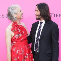 Sementara itu, Alexandra Grant menebar pesonanya dengan gaun merah dari Carolina Herrera. Gaun bergaya halter tersebut dipermanis dengan motif floral yang menghiasi sekujurnya. (Foto: WireImage/Momodu Mansaray)