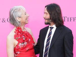7 Foto Terbaru Keanu Reeves dan Pacar Mesra, Ciuman di Karpet Merah