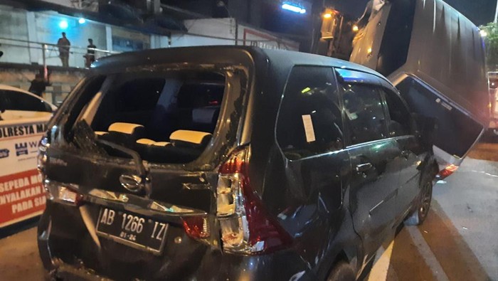 Kecelakaan beruntun 6 kendaraan di Mertoyudan, Magelang, Senin (17/4/2023).