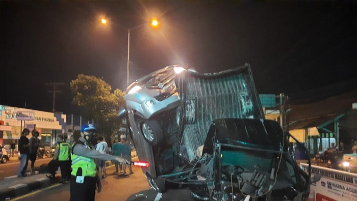 Kecelakaan beruntun 6 kendaraan di Mertoyudan, Magelang, Senin (17/4/2023).
