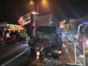 6 Kendaraan Kecelakaan di Traffic Light Magelang, Pikap Sampai Nungging!