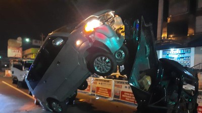 Potret Tabrakan Beruntun di Magelang, Mobil Nungging-Ringsek