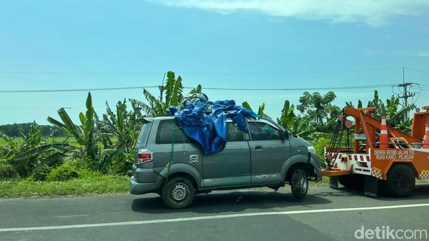 Kecelakaan beruntun terjadi di Tol Palimanan-Kanci (Palikanci) Km 228 arah Jawa Tengah. Ada truk dan mobil dievakuasi dari lokasi kecelakaan. (Ahmad Toriq/detikcom)