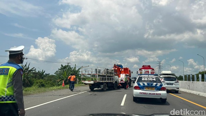 Kecelakaan beruntun terjadi di Tol Palimanan-Kanci (Palikanci) Km 228 arah Jawa Tengah. Ada truk dan mobil dievakuasi dari lokasi kecelakaan. (Ahmad Toriq/detikcom)