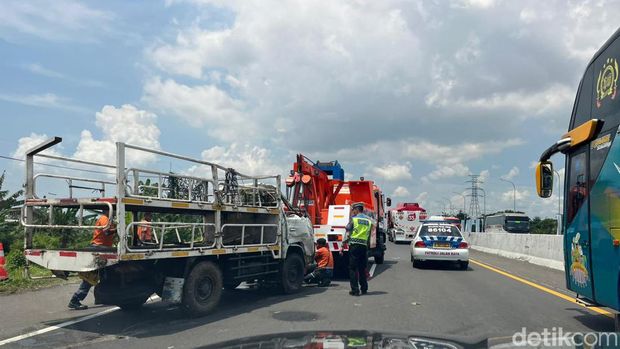 Kecelakaan beruntun terjadi di Tol Palimanan-Kanci (Palikanci) Km 228 arah Jawa Tengah. Ada truk dan mobil dievakuasi dari lokasi kecelakaan. (Ahmad Toriq/detikcom)