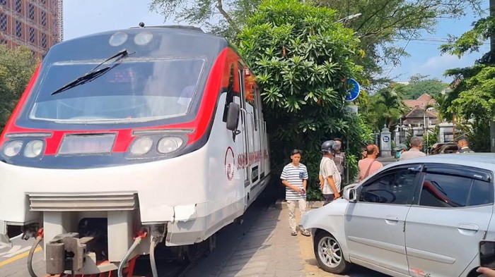 Kecelakaan KA Batara Kresna vs mobil di jalan Slamet Riyadi Solo, Senin (17/4/2023).