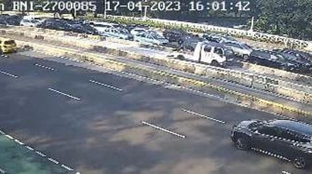 Kemacetan di Jakarta pada Senin (17/4/2023)-(Screenshot CCTV Molecool)