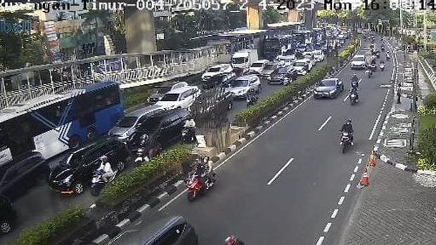 Kemacetan di Jakarta pada Senin (17/4/2023)-(Screenshot CCTV Molecool)