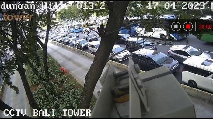Kemacetan di Jakarta pada Senin (17/4/2023)-(Screenshot CCTV Molecool)
