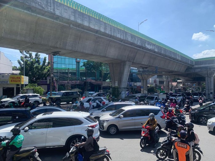 Kemacetan di Jalan Wolter Monginsidi, Jakarta Selatan (Mulia-detikcom)