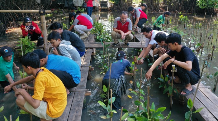 Peringati Hari Bumi, Keppel Land Tanam Mangrove Bareng Anak Yatim