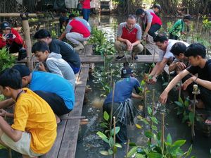 Peringati Hari Bumi, Keppel Land Tanam Mangrove Bareng Anak Yatim