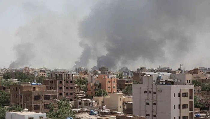 Smoke is seen rising from Khartoums skyline, Sudan, Sunday, April 16, 2023. The Sudanese military and a powerful paramilitary group battled for control of the chaos-stricken nation for a second day Sunday, signaling they were unwilling to end hostilities despite mounting diplomatic pressure to cease fire. (AP Photo/Marwan Ali)