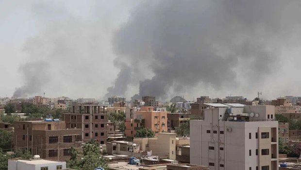 Smoke is seen rising from Khartoum's skyline, Sudan, Sunday, April 16, 2023. The Sudanese military and a powerful paramilitary group battled for control of the chaos-stricken nation for a second day Sunday, signaling they were unwilling to end hostilities despite mounting diplomatic pressure to cease fire. (AP Photo/Marwan Ali)