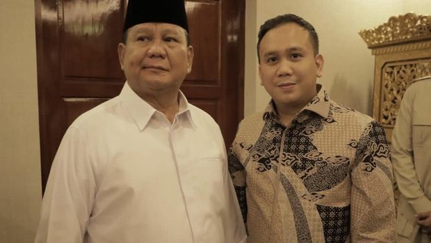 Ketua relawan Prabowo Mania 08 (kanan)