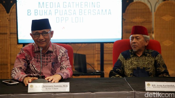 Ketua Umum LDII Chriswanto Santoso bersama Ketua Departemen Pendidikan Keagaman dan Dakwah Lembaga Dakwah Islam Indonesia Aceng Karimullah memberikan keterangan pers di Kantor Pusat LDII, Jakarta, Senin (17/4/2023).