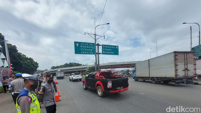 Kondisi Arus Lalulintas di Simpang Padalarang Saat Arus Mudik, Senin (17/4/2023).