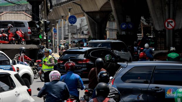 Kondisi kemacetan lalu lintas di Jalan Wolter Monginsidi, Jakarta Selatan, Senin, (17/4/2023). Jalan makin macet setelah rekayasa lalu lintas di simpang Pasar Santa dilakukan. (CNBC Indonesia/Muhammad Sabki)