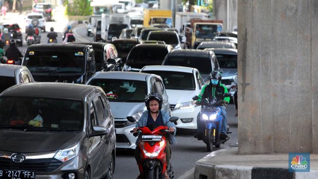 Kondisi kemacetan lalu lintas di Jalan Wolter Monginsidi, Jakarta Selatan, Senin, (17/4/2023). Jalan makin macet setelah rekayasa lalu lintas di simpang Pasar Santa dilakukan. (CNBC Indonesia/Muhammad Sabki)