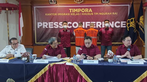 Konferensi pers pendeportasian dua bule Rusia bernama Alexander C (41) dan Roman K (27) di Kantor Imigrasi Ngurah Rai, Bali, Senin (17/4/2023). Kedua bule Rusia itu ditangkap dalam kondisi teler saat pesta kokain.