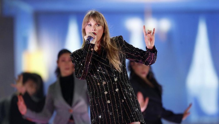 TAMPA, FLORIDA - APRIL 14: EDITORIAL USE ONLY Taylor Swift performs onstage during Taylor Swift | The Eras Tour at Raymond James Stadium on April 14, 2023 in Tampa, Florida. (Photo by Octavio Jones/TAS23/Getty Images for for TAS Rights Management)
