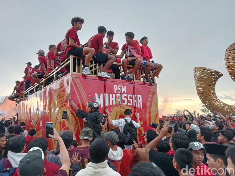 Potret Kemeriahan Konvoi PSM Makassar Juara di Kota Daeng