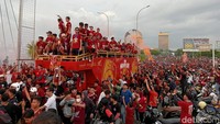 Suporter dan warga memeriahkan konvoi PSM di Kota Makassar. Foto: Alfiandis/detikSulsel