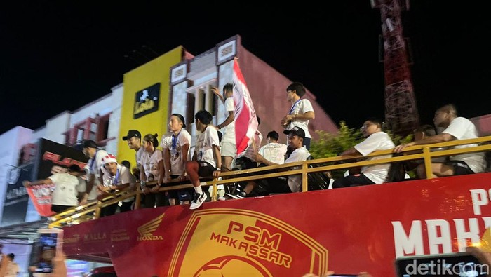 Konvoi pesta juara PSM Makassar di Parepare.