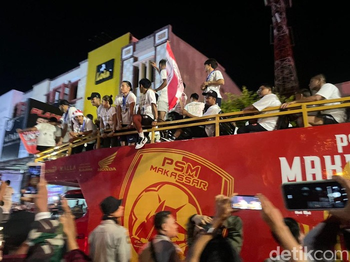 Konvoi pesta juara PSM Makassar di Parepare.