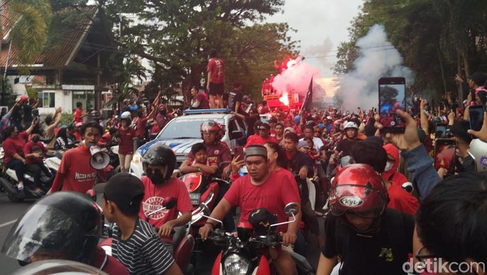 Konvoi PSM juara Liga 1 di Makassar.