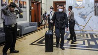 Para penyidik membawa tiga koper berwarna hitam keluar dari ruang Wali Kota Bandung.