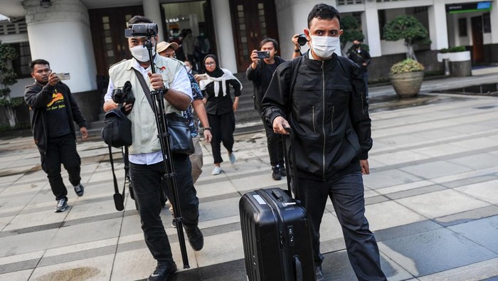 Setelah lima jam lamanya, petugas dari Komisi Pemberantasan Korupsi (KPK) melakukan penggeledahan di Balai Kota Bandung Senin (17/4/2023). Kedatangan mereka diduga terkait kasus yang menjerat Wali Kota Bandung Yana Mulyana.