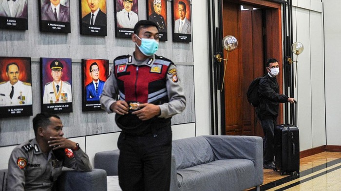 Setelah lima jam lamanya, petugas dari Komisi Pemberantasan Korupsi (KPK) melakukan penggeledahan di Balai Kota Bandung Senin (17/4/2023). Kedatangan mereka diduga terkait kasus yang menjerat Wali Kota Bandung Yana Mulyana.