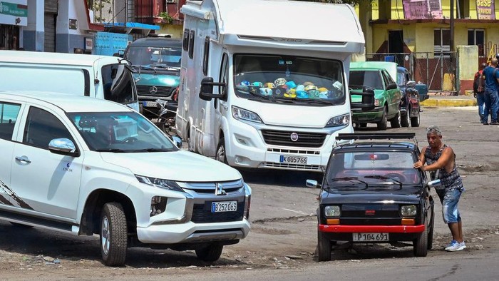 Kuba Dilanda Krisis BBM, Warga Antre Panjang People wait for fuel at a gas station in Havana on April 14, 2023. - Cuba is experiencing a new gasoline shortage crisis because the countries that provide it with crude also face