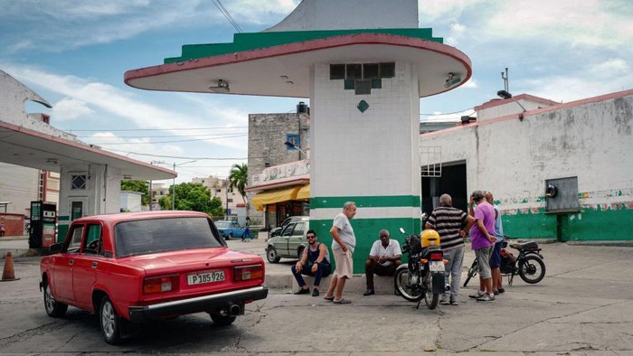 Kuba Dilanda Krisis BBM, Warga Antre Panjang People wait for fuel at a gas station in Havana on April 14, 2023. - Cuba is experiencing a new gasoline shortage crisis because the countries that provide it with crude also face