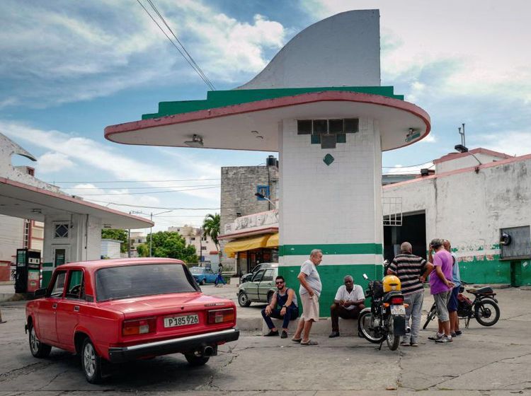 Kuba Dilanda Krisis BBM, Warga Antre Panjang